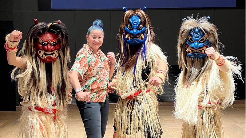 イベント司会のクリステル・チアリさんとなまはげの皆さん